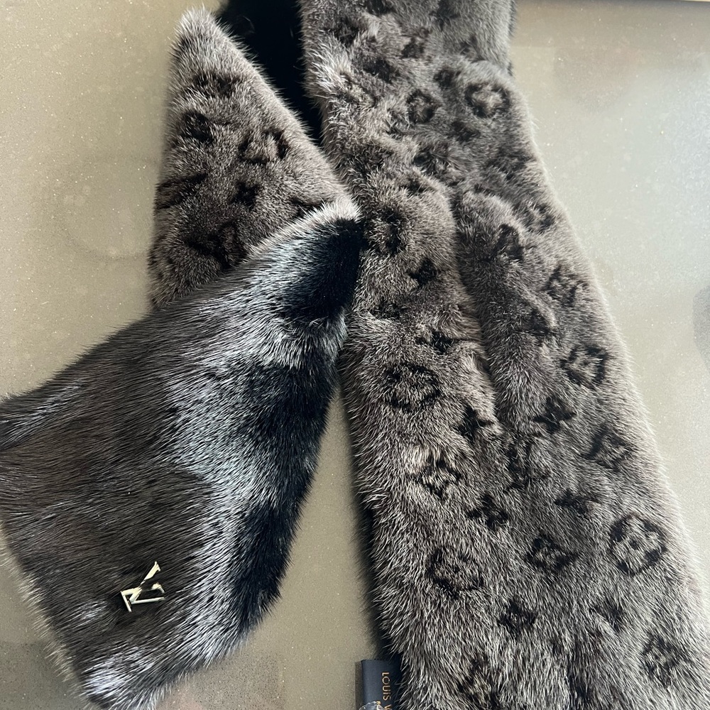 The Louis Vuitton Monogram Reverso fur scarf - Picture 6 of 6